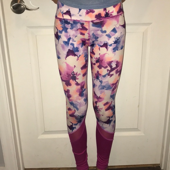 old navy active wear leggings with mesh cutouts - Picture 4 of 4